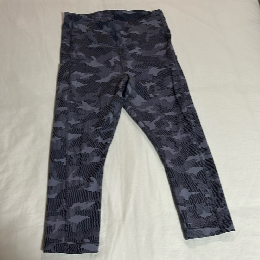 NWOT Athleta ultimate stash textured capri -SP